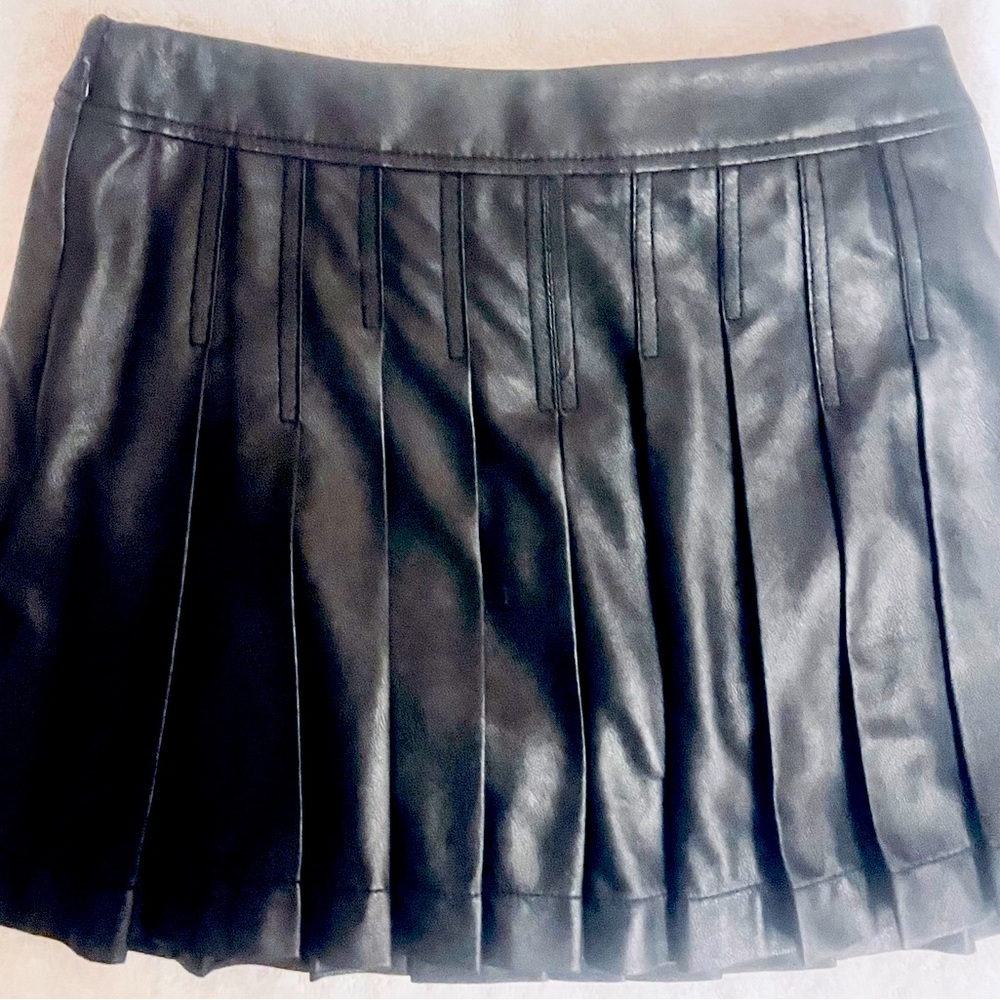 BCBG MAXAZRIA FAUX LEATHER PLEATED MINI SKIRT SZ SMALL PERFECT CONDITION